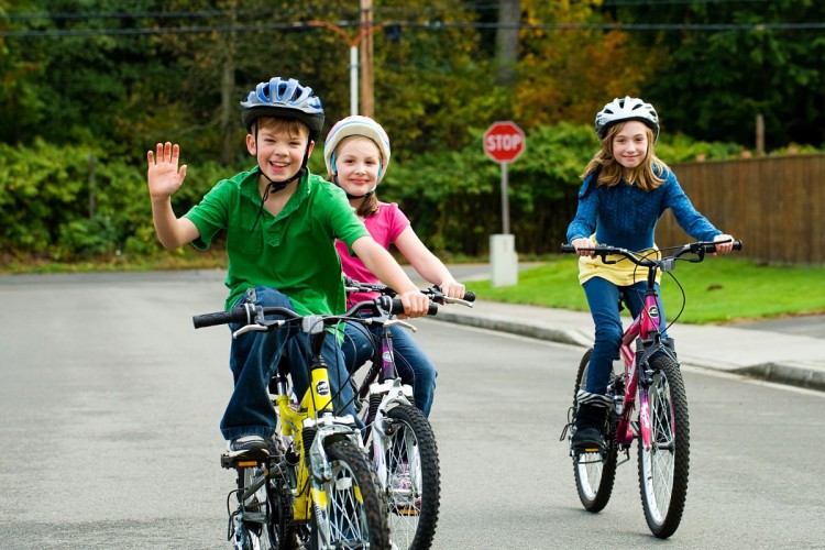 dzieci na rowerach
